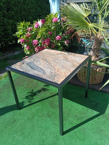 Stolik z blatem z gresu