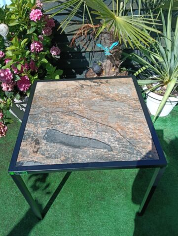 Stolik z blatem z gresu